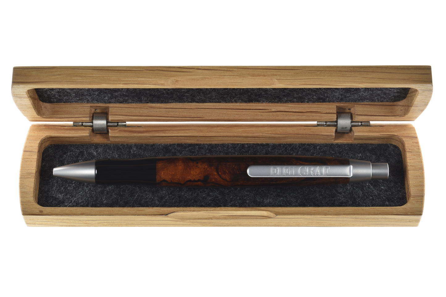 EDELGRAF CLASSIC Kugelschreiber aus Wüsteneisenholz, liegend in offenem EDELGRAF-Etui auf weißem Hintergrund – Seriennummer 01/0107