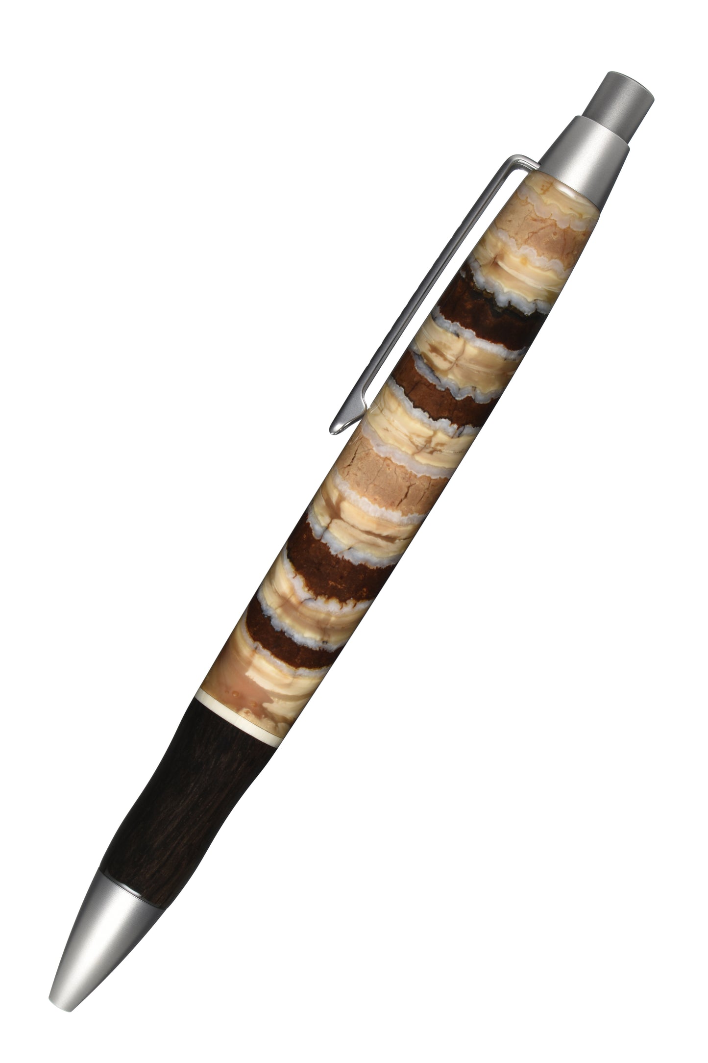 EDELGRAF ICEAGE Kugelschreiber in Beige Braun, schräg dargestellt, Spitze unten links, Drücker oben rechts, auf weißem Hintergrund – linke Seitenansicht, Seriennummer 02/0003