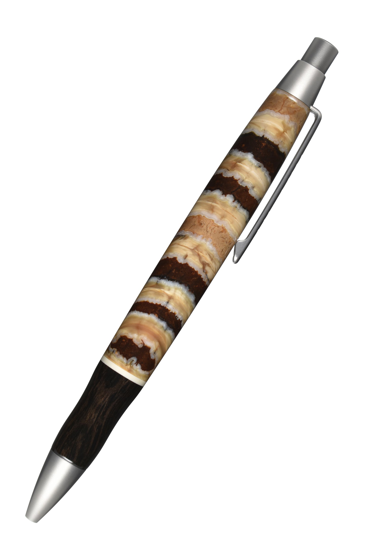 EDELGRAF ICEAGE Kugelschreiber in Beige Braun, schräg dargestellt, Spitze unten links, Drücker oben rechts, auf weißem Hintergrund – rechte Seitenansicht, Seriennummer 02/0003