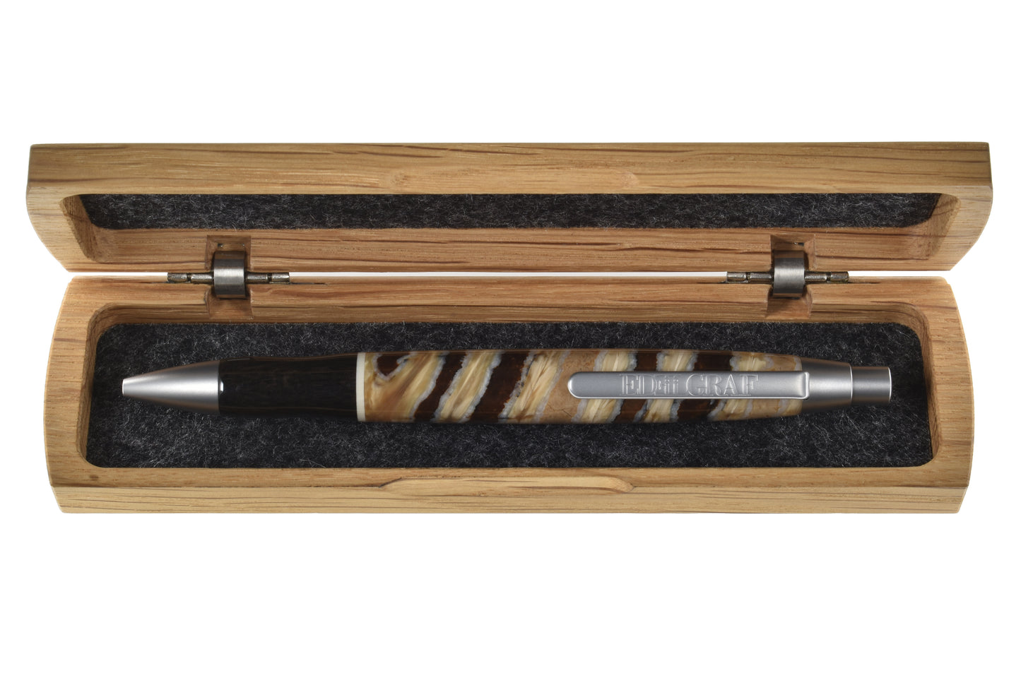 EDELGRAF ICEAGE Kugelschreiber in Beige Braun, liegend in offenem EDELGRAF-Etui auf weißem Hintergrund – Seriennummer 02/0003