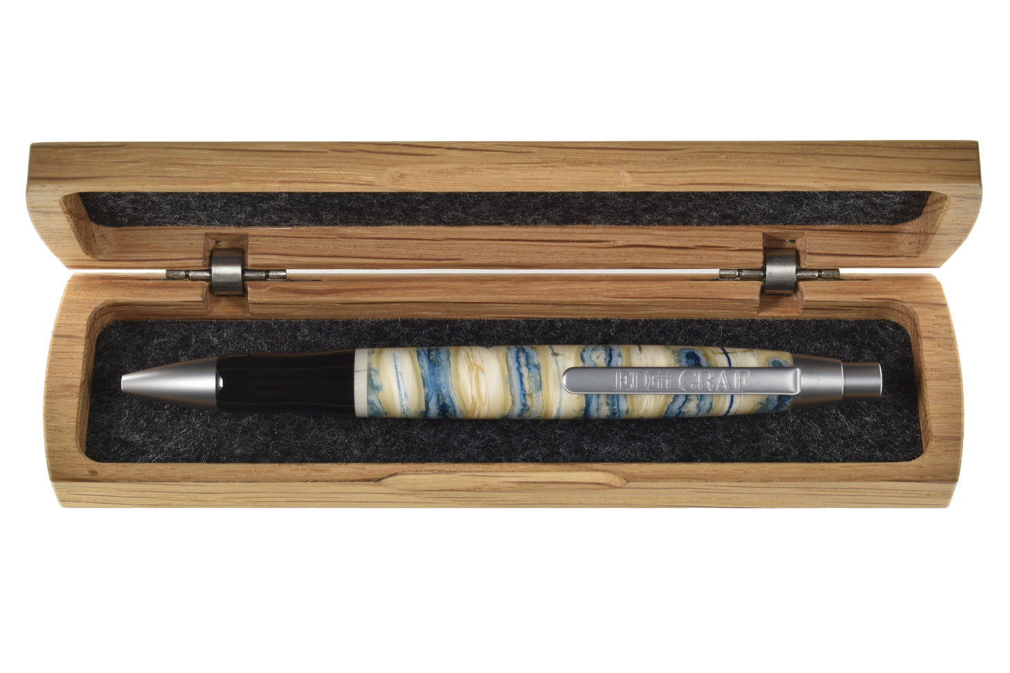 EDELGRAF ICEAGE Kugelschreiber in Beige Blau, liegend in offenem EDELGRAF-Etui auf weißem Hintergrund – Seriennummer 02/0008