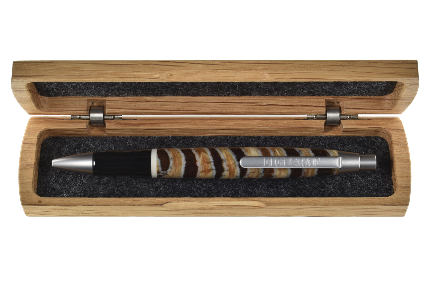 EDELGRAF ICEAGE Kugelschreiber in Beige Braun, liegend in offenem EDELGRAF-Etui auf weißem Hintergrund – Seriennummer 02/0010