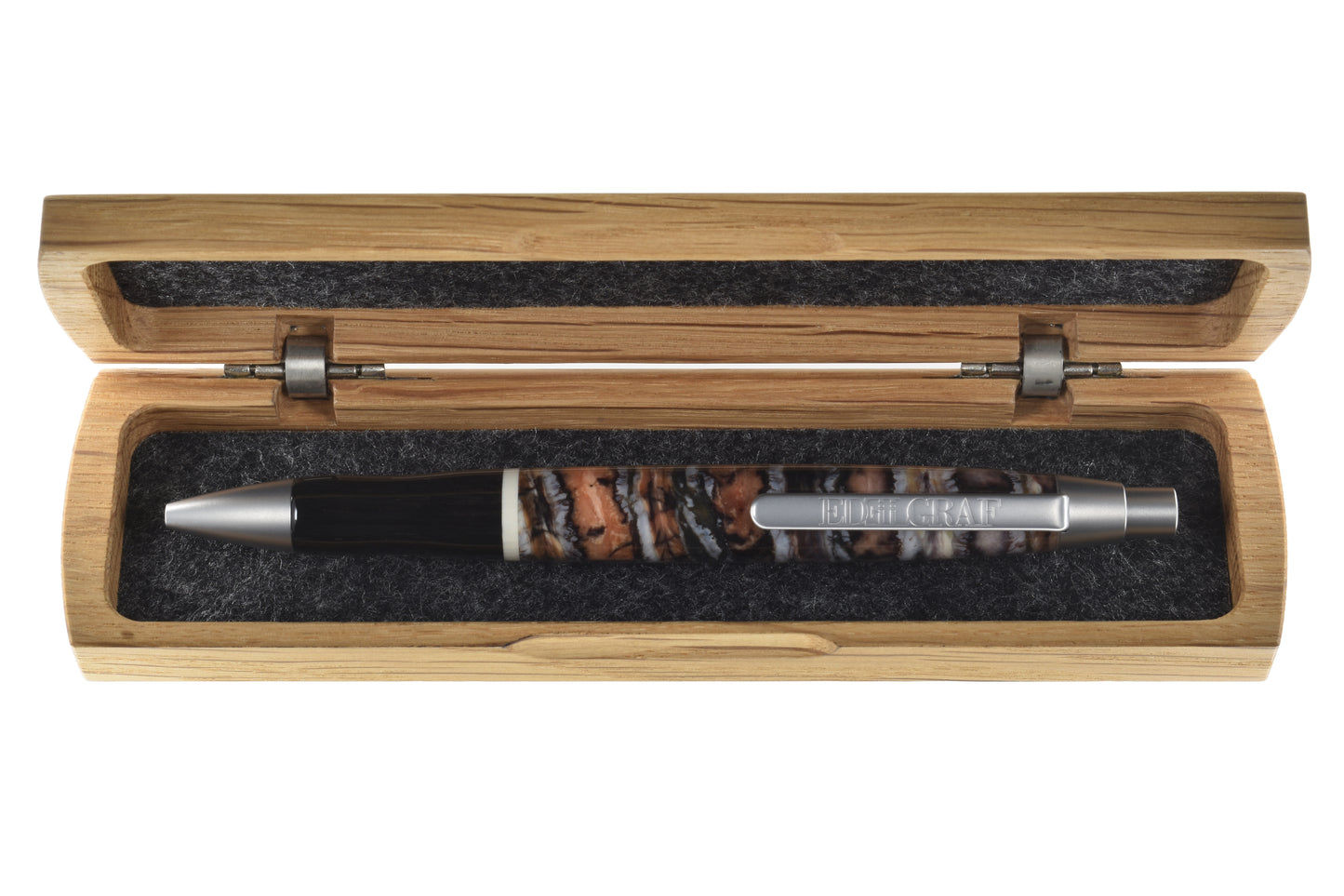 EDELGRAF ICEAGE Kugelschreiber in Bronze Braun, liegend in offenem EDELGRAF-Etui auf weißem Hintergrund – Seriennummer 02/0011