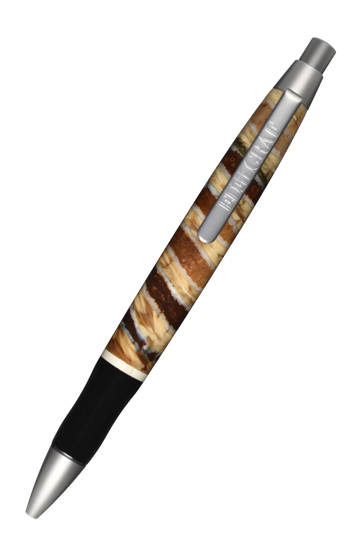 EDELGRAF ICEAGE Kugelschreiber in Beige Braun, schräg dargestellt, Spitze unten links, Drücker oben rechts, auf weißem Hintergrund – Vorderansicht, Seriennummer 02/0019