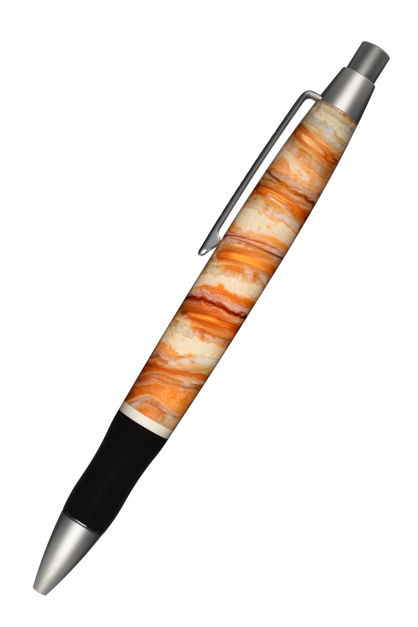 EDELGRAF ICEAGE Kugelschreiber in Beige Orange, schräg dargestellt, Spitze unten links, Drücker oben rechts, auf weißem Hintergrund – linke Seitenansicht, Seriennummer 02/0022
