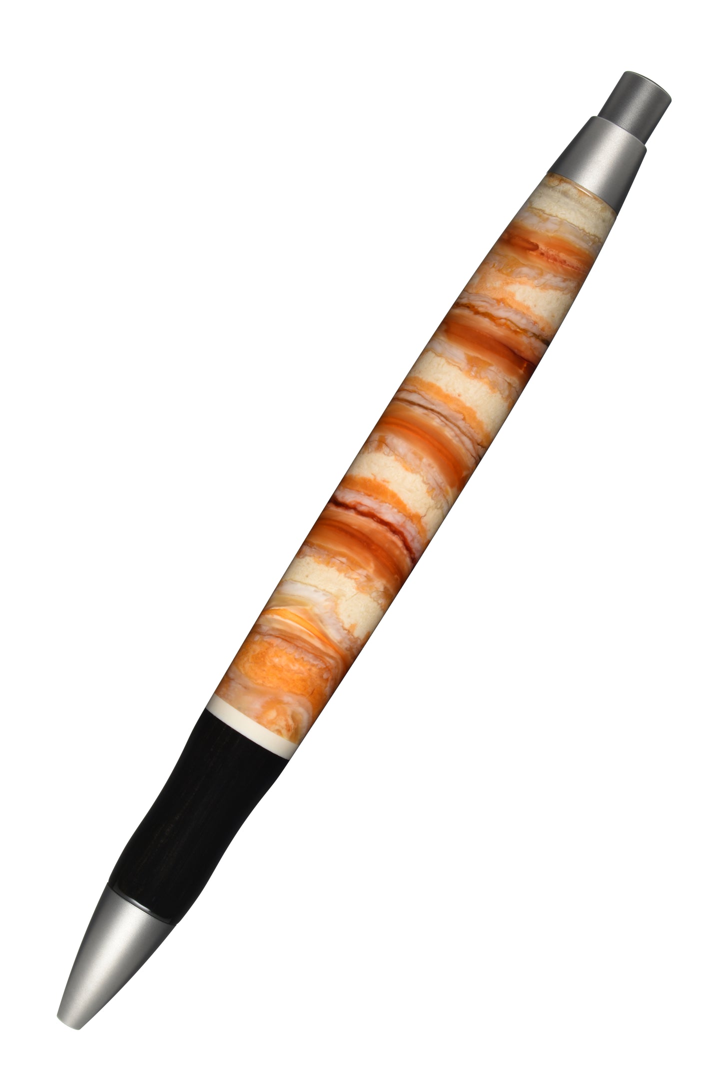 EDELGRAF ICEAGE Kugelschreiber in Beige Orange, schräg dargestellt, Spitze unten links, Drücker oben rechts, auf weißem Hintergrund – Rückansicht, Seriennummer 02/0022
