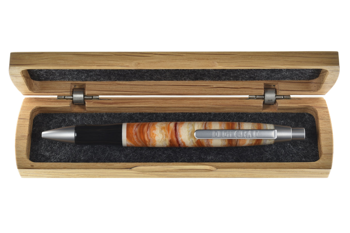 EDELGRAF ICEAGE Kugelschreiber in Beige Orange, liegend in offenem EDELGRAF-Etui auf weißem Hintergrund – Seriennummer 02/0022