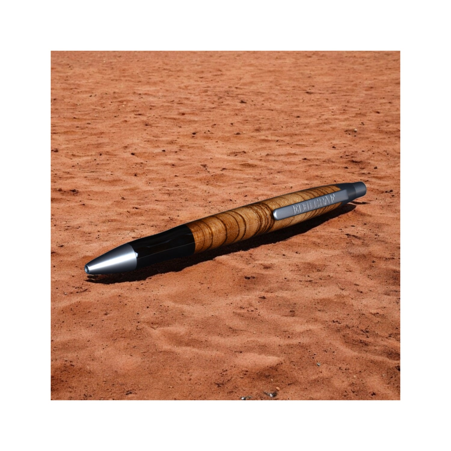 Ein EDELGRAF Classic Stift aus Zebrano liegt auf einem staubigen Wüstenboden. Das Bild dient als Hinweis zur richtigen Lagerung und Aufbewahrung, um das hochwertige Material vor äußeren Einflüssen zu schützen.