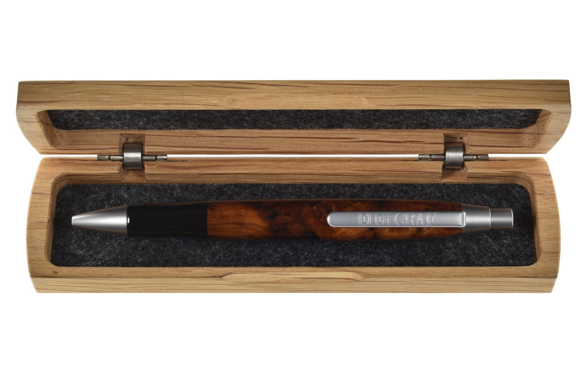 Stift im offenen Etui: "EDELGRAF CLASSIC Kugelschreiber aus Thuja Maser, liegend in offenem EDELGRAF-Etui auf weißem Hintergrund – Seriennummer 01/0011