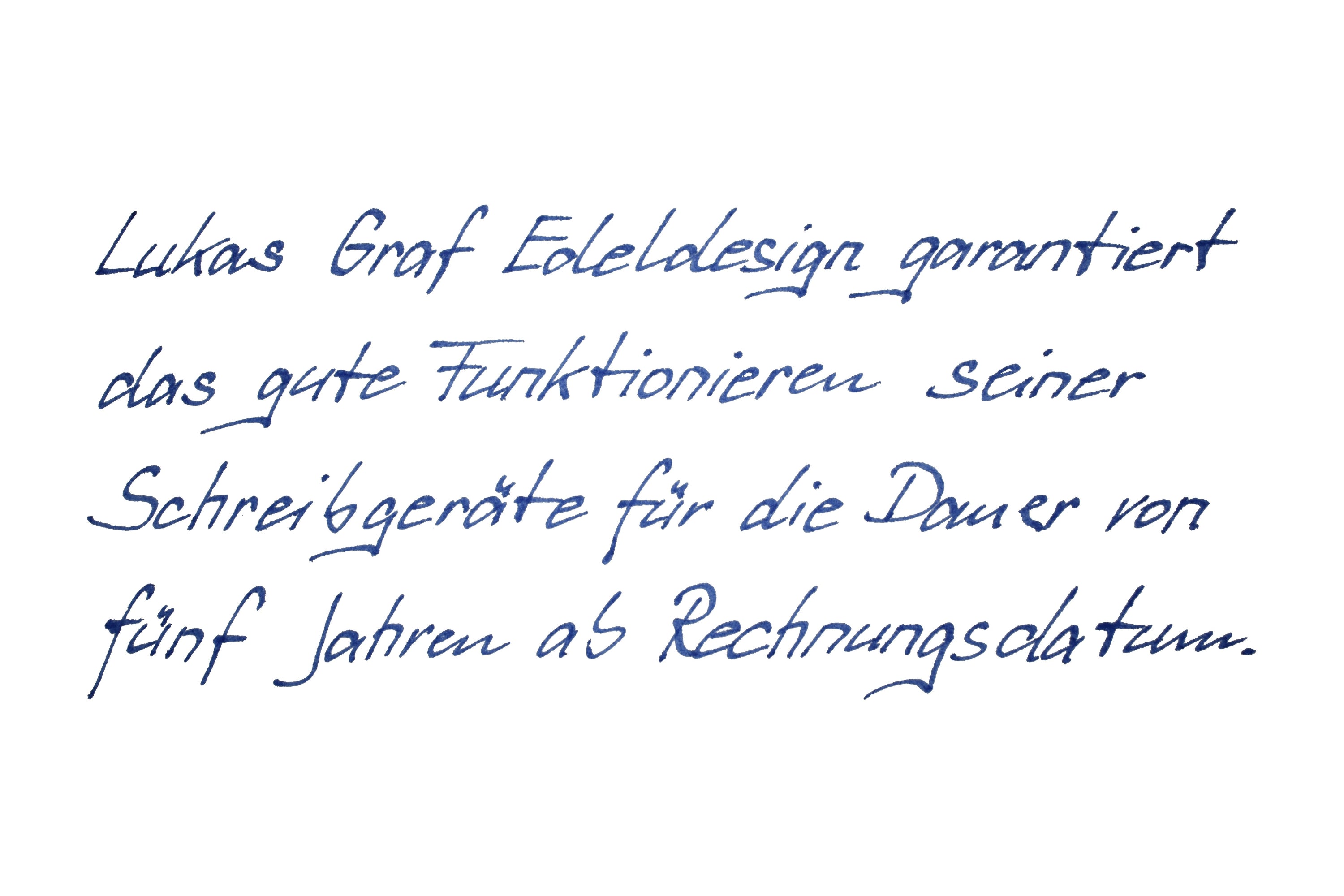 Handgeschriebener Text in blauer Tinte: Lukas Graf Edeldesign garantiert das gute Funktionieren seiner Schreibgeräte für fünf Jahre ab Rechnungsdatum.